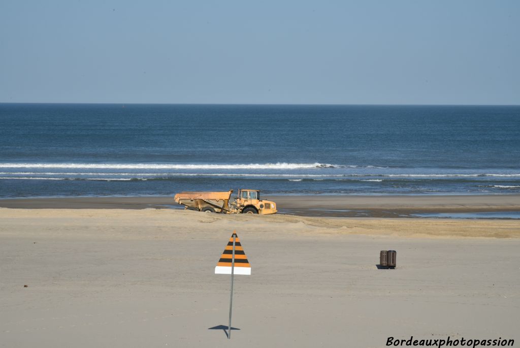 Une noria de camions passe de la plage nord aux plages sud afin de transporter le sable manquant.
